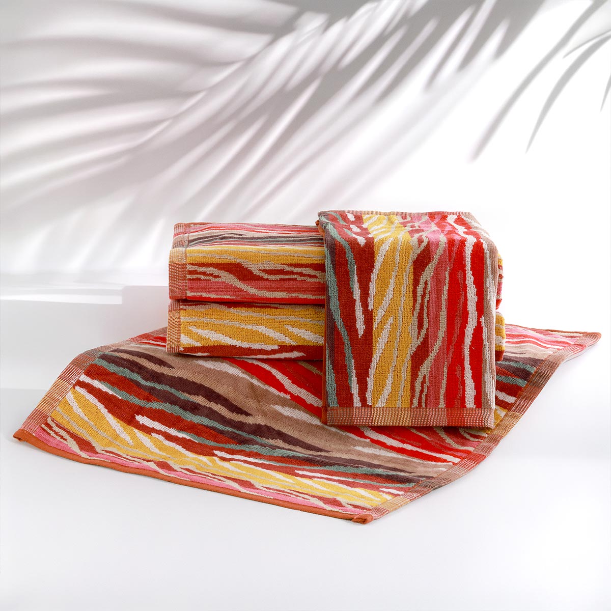 Set coppie asciugamani in spugna colorata fantasia bordeaux