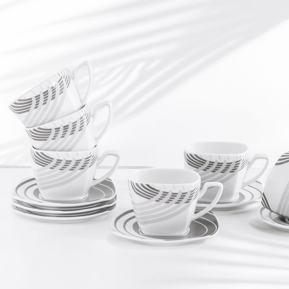 Tazza latte con piattino dalla forma quadrata con decoro grigio - Cosmo