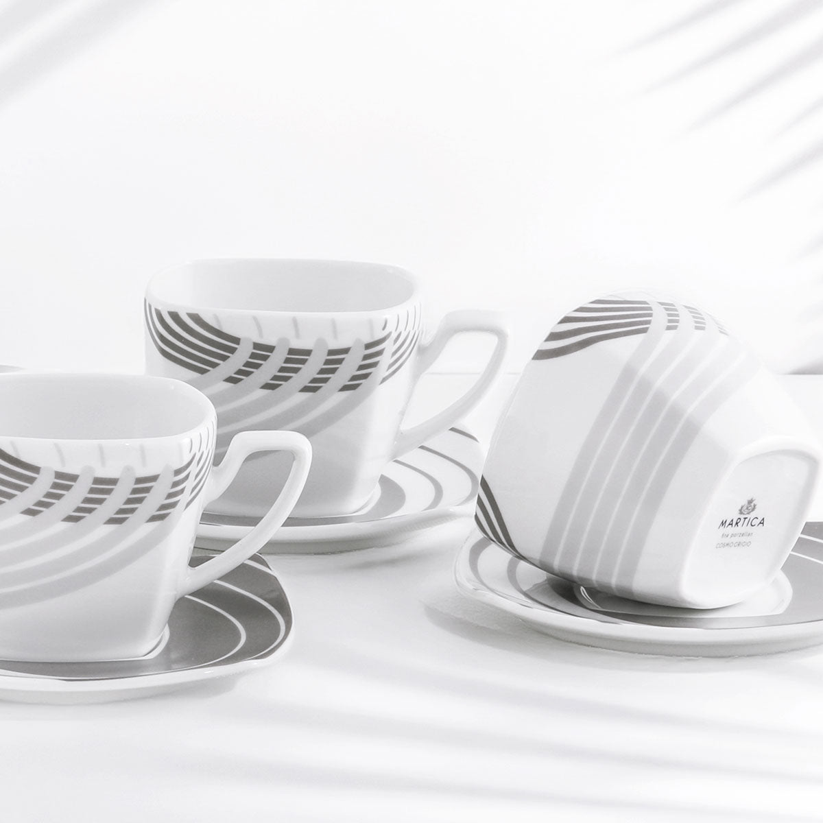 Tazza te o cioccolata con piattino forma moderna quadrata di colore grigio