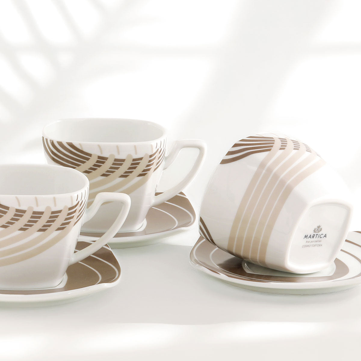 Tazza te o cioccolata con piattino dalla forma moderna quadrata di colore tortora