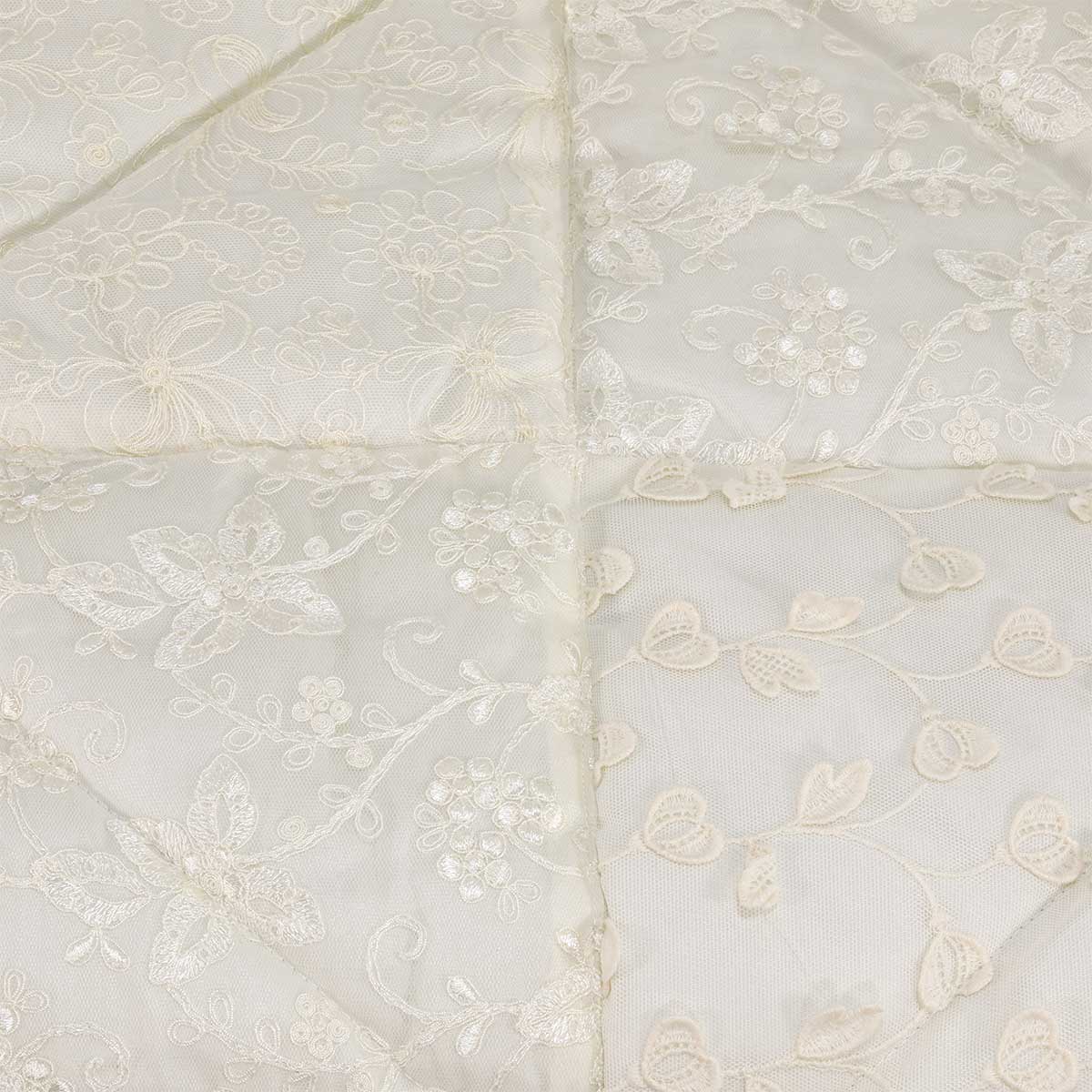 Trapunta letto di colore panna con pizzo - el145