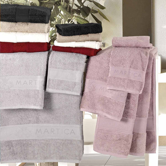 Una parete bianca del bagno con ganci per asciugamani Foto stock