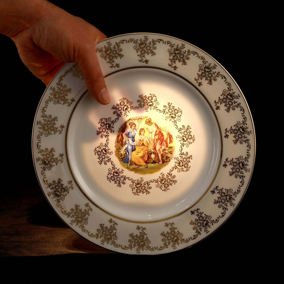 Completo piatti decorato in oro con immagini dame colore madreperla in fine bone china - Armonia