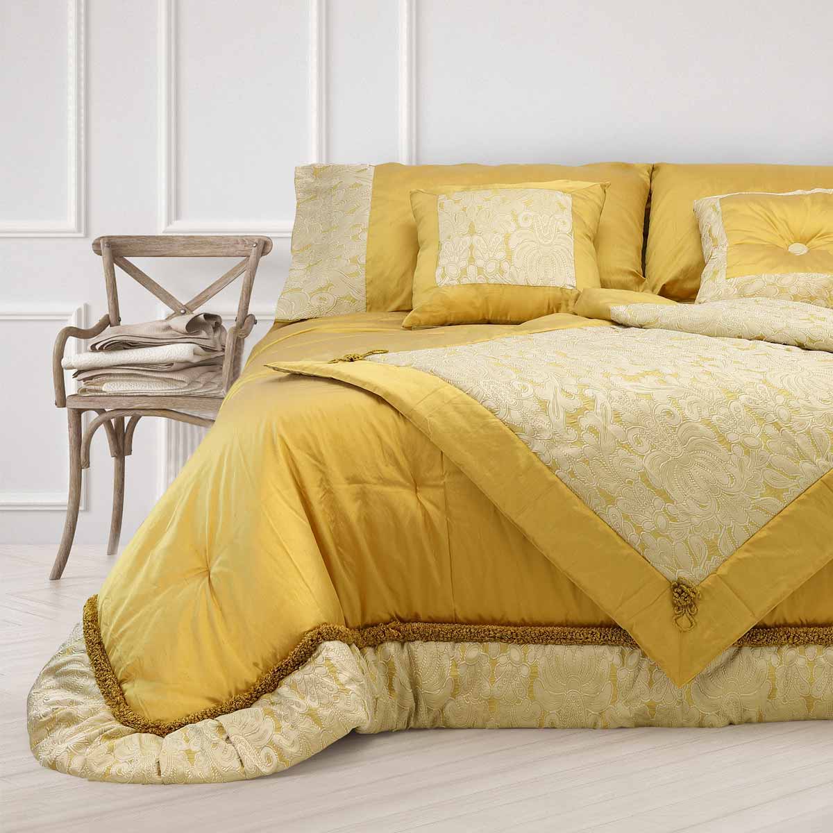 Coordinato letto in pura seta di colore oro composto trapunta, foulard e coppia federe arredo