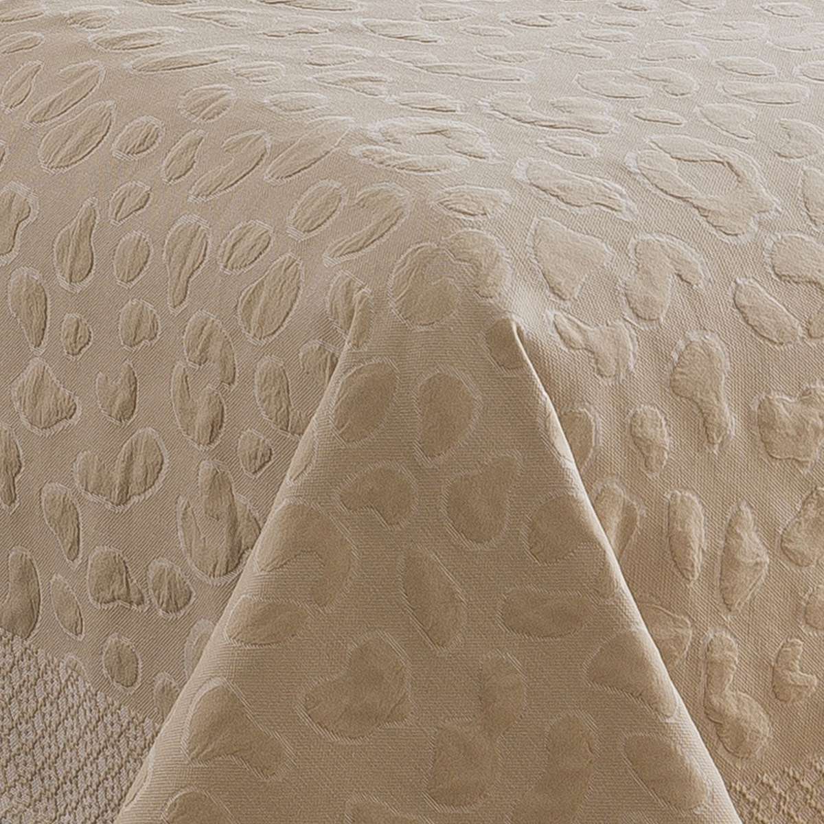 Copriletto primaverile sabbia dal design moderno