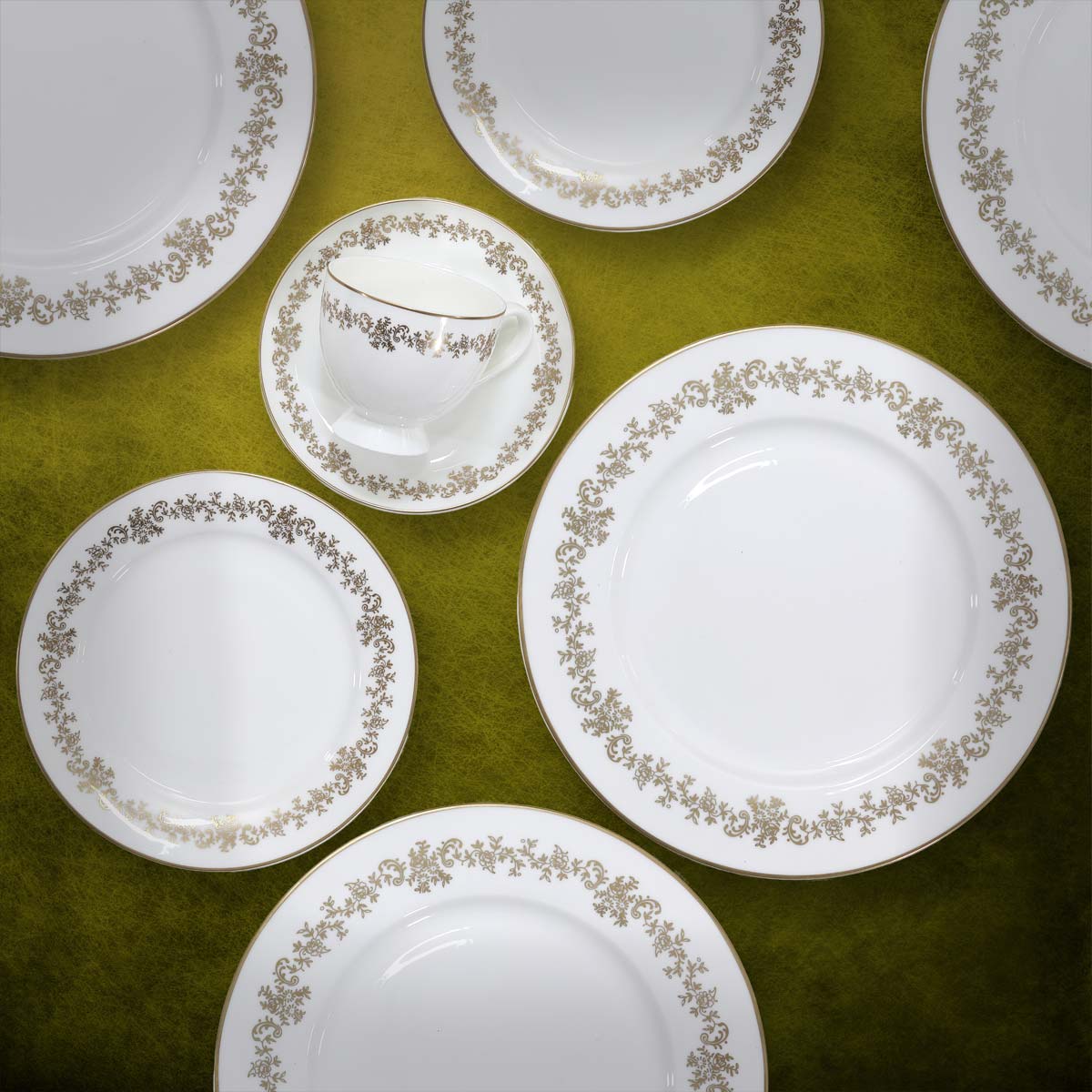 Prestigioso servizio tavola in fine porcellana bone china decorato in oro - Elegance