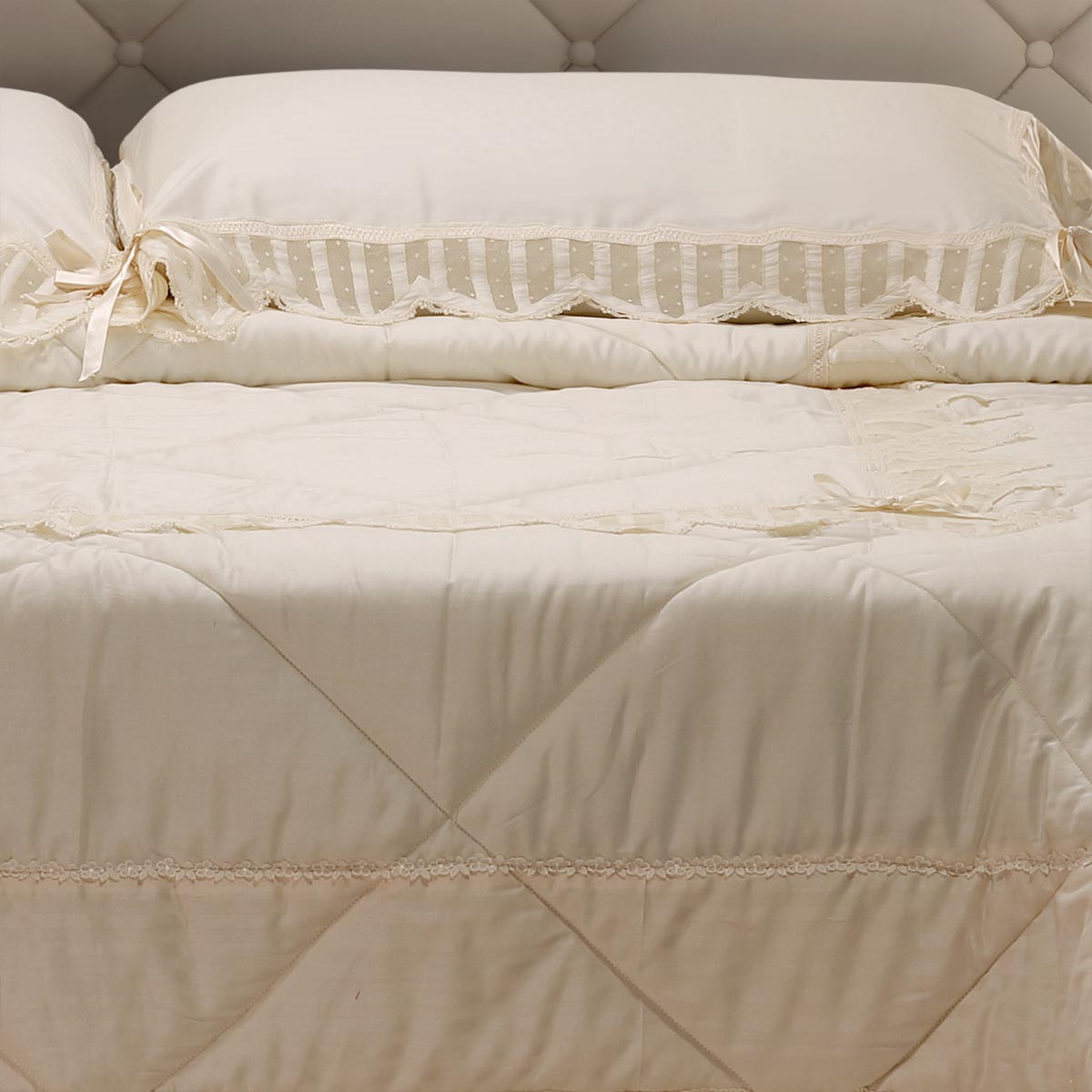 Raffinata trapunta letto classica di colore avorio con pizzo - EL119