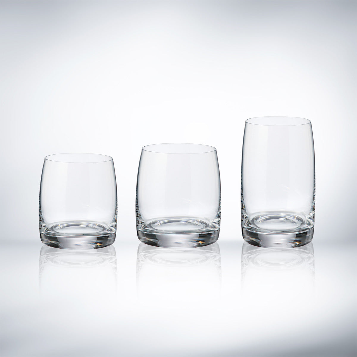 Servizio bicchieri basso liscio dal design moderno con brocca e bottiglia