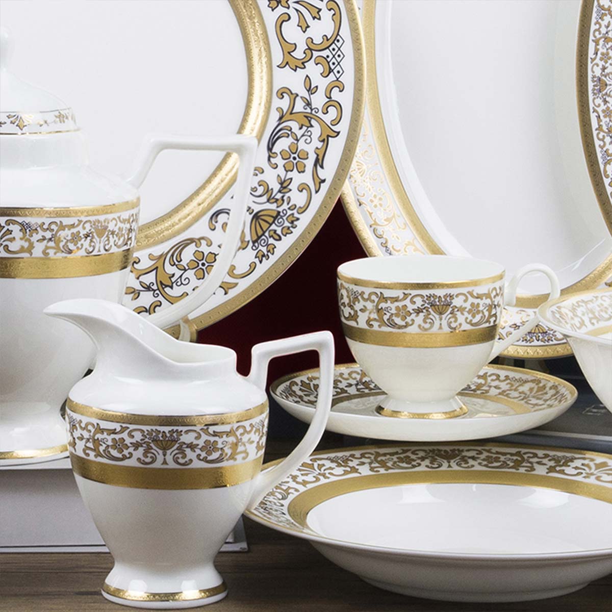 Servizio piatti con decoro imperiale oro inciso in fine porcellana - Prestige