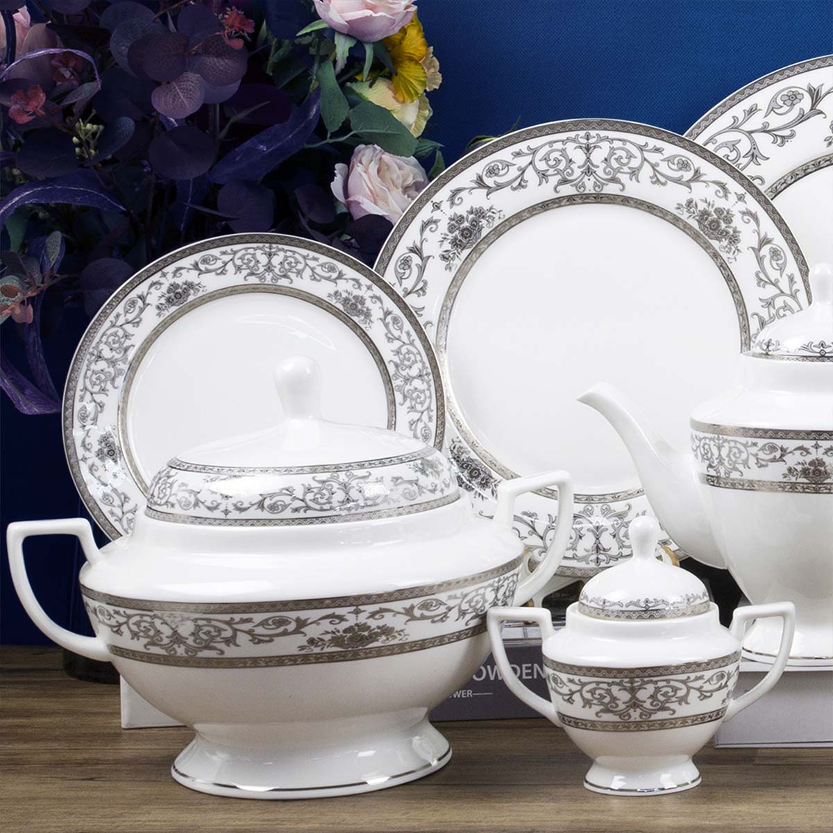 Servizio piatti elegante con decoro argento in fine porcellana - San Pietroburgo