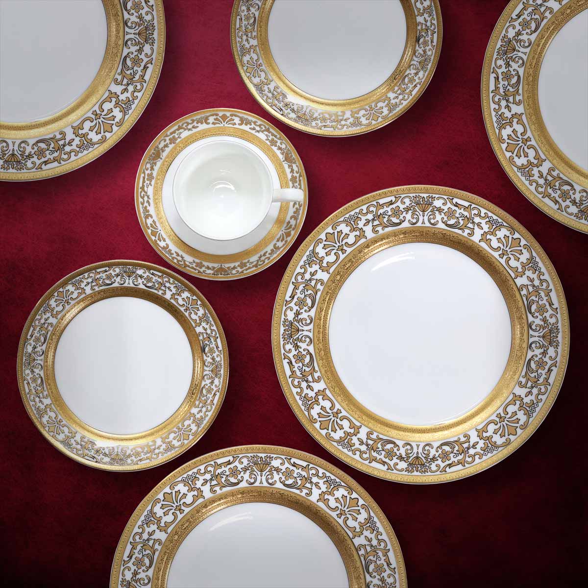 Servizio piatti tavola con importante decorazione in oro inciso in finissima porcellana - Prestige