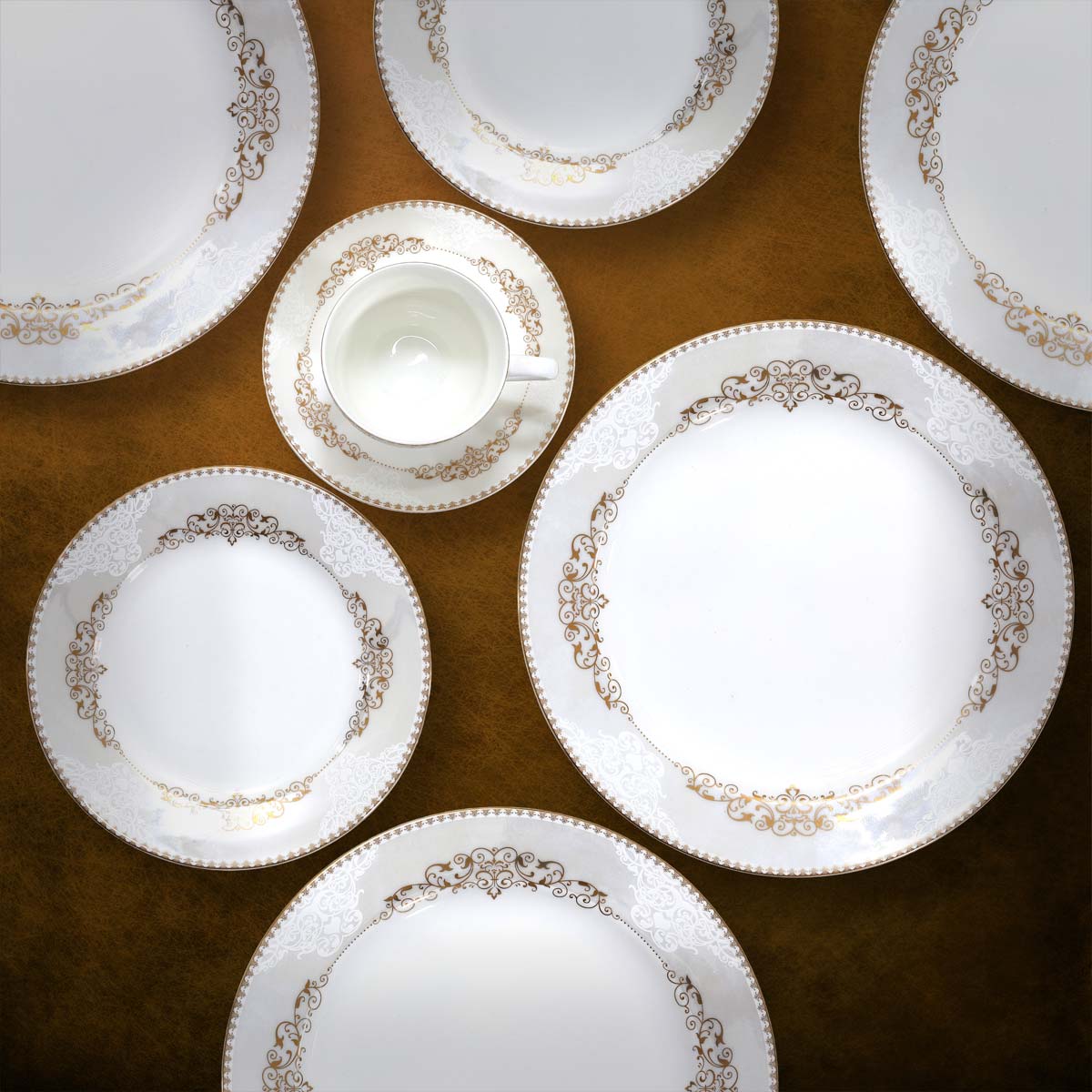 Servizio piatti in porcellana con decoro oro-Sindy Arredo