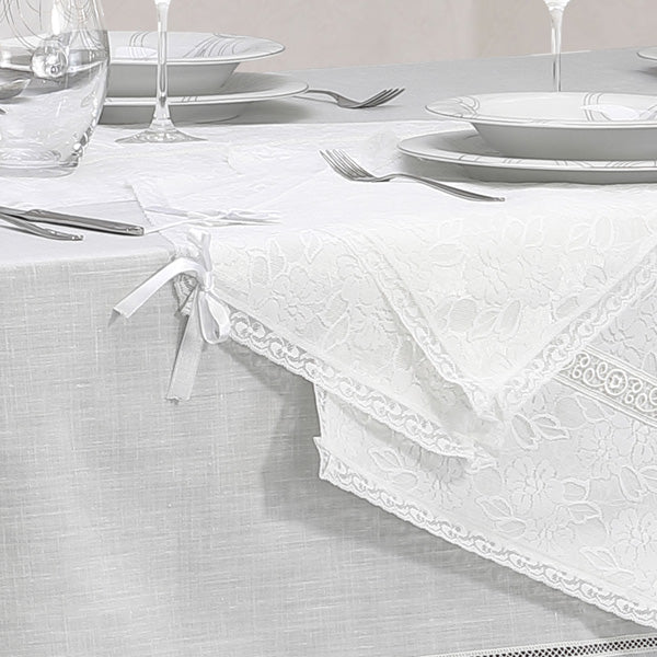 Set di centrini vintage artegianali di lino e pizzo di tulle ricamato Set di centrini vintage artegianali di lino e pizzo di tulle ricamato
